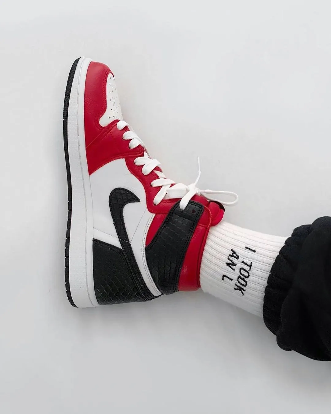 Air Jordan 1 High WMNS  Satin Snake Chicago (2020) фото