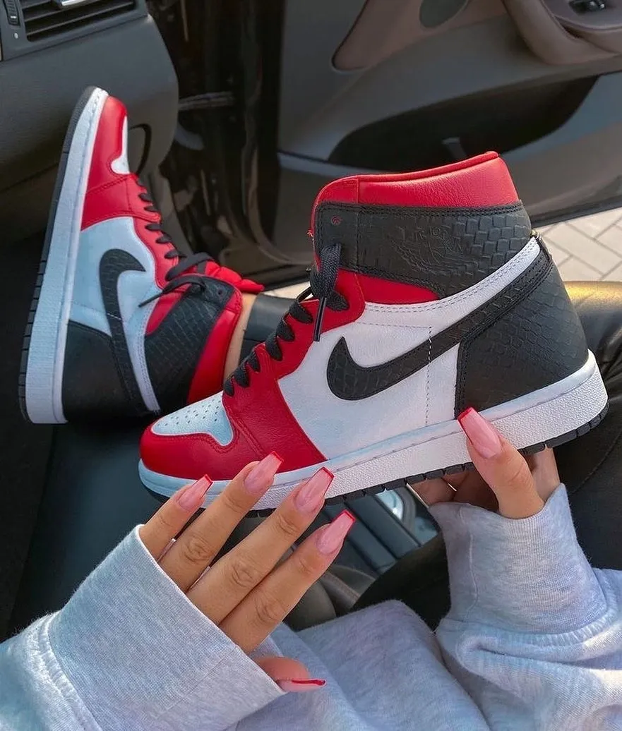 Air Jordan 1 High WMNS  Satin Snake Chicago (2020) фото
