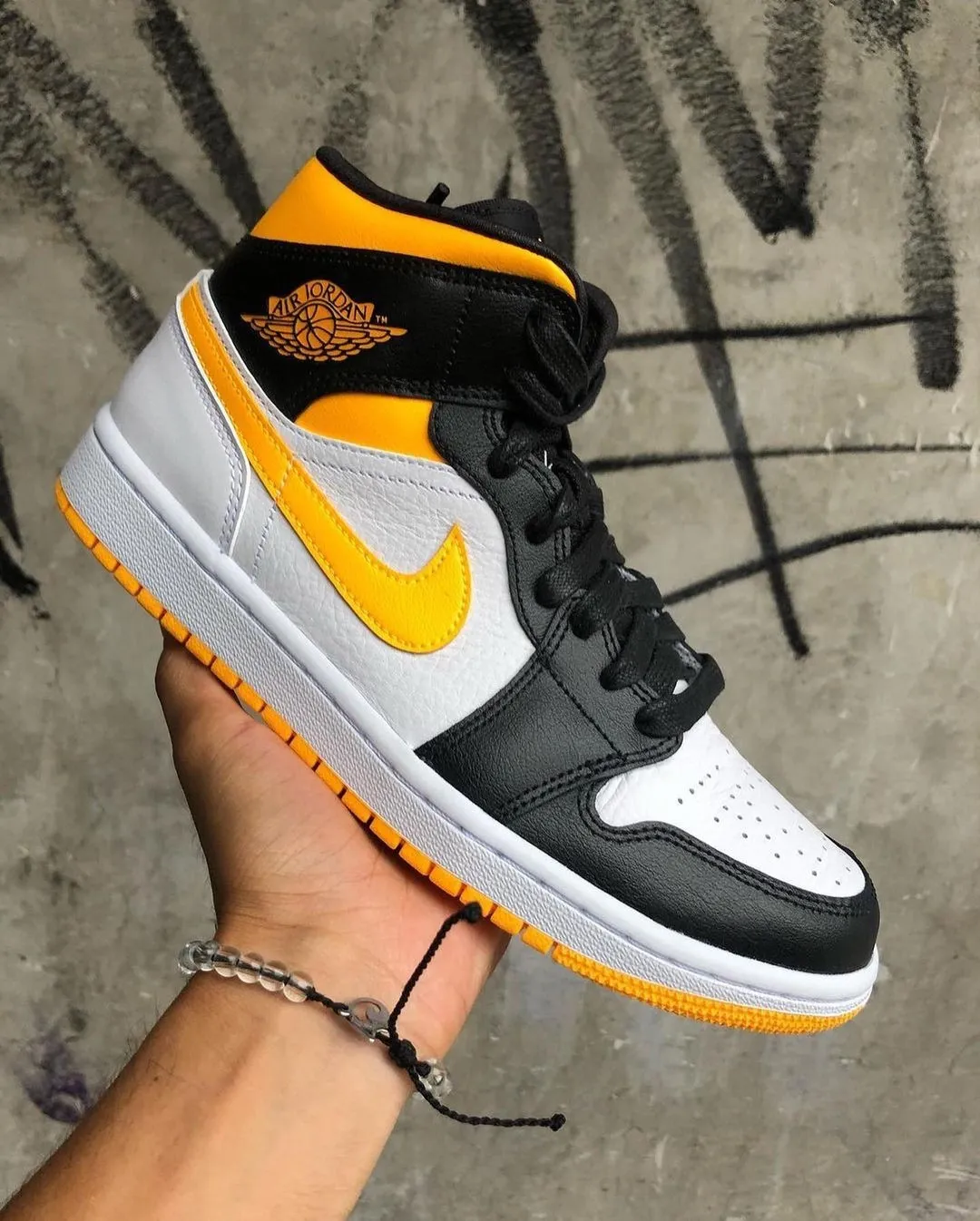 Air Jordan 1 Mid Laser Orange Black (2020) фото