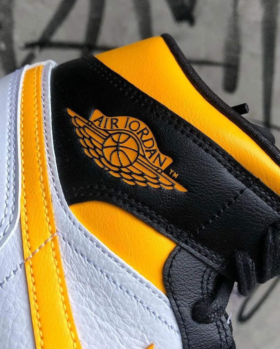 Air Jordan 1 Mid Laser Orange Black (2020) фото