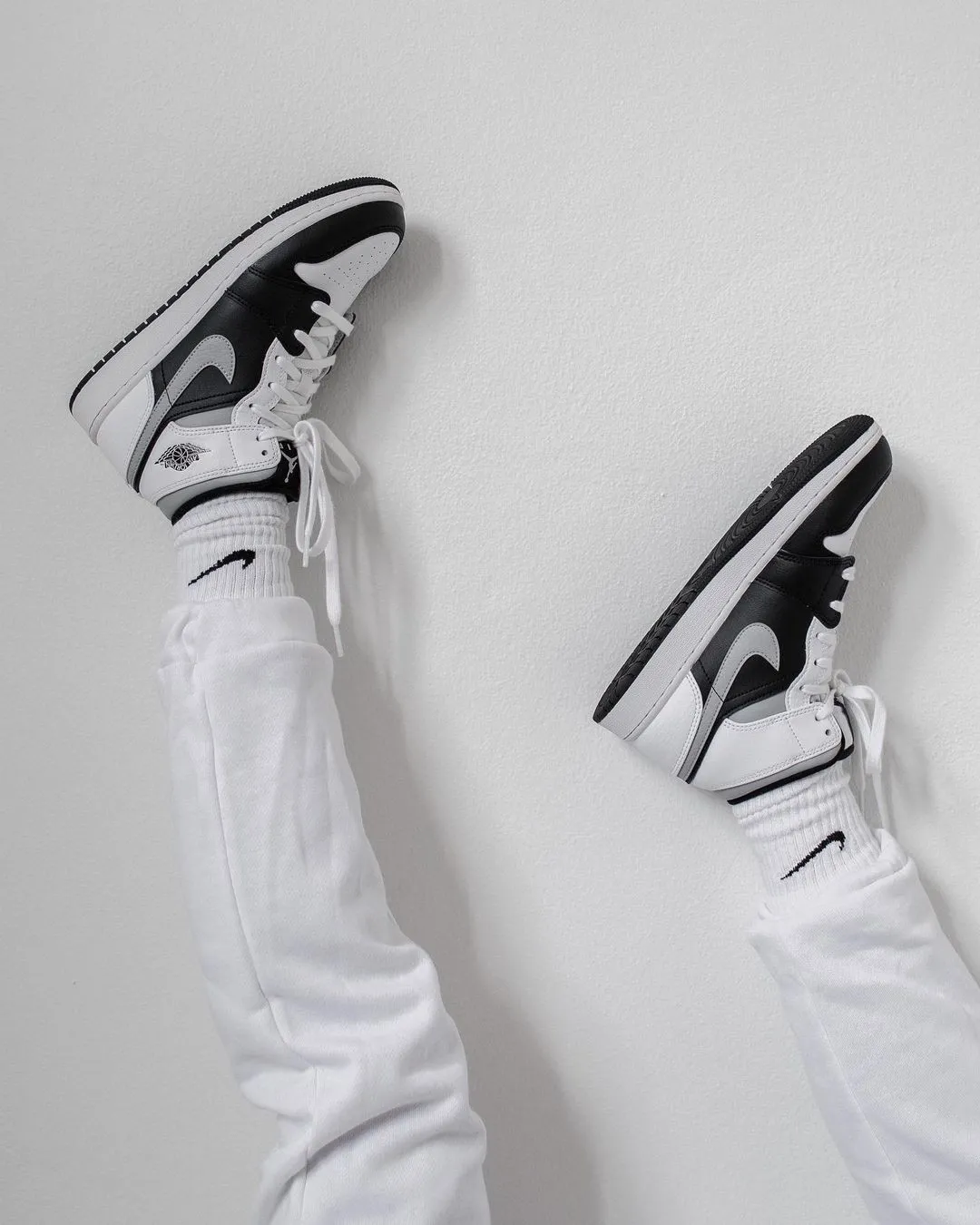 Air Jordan 1 Mid White Shadow фото