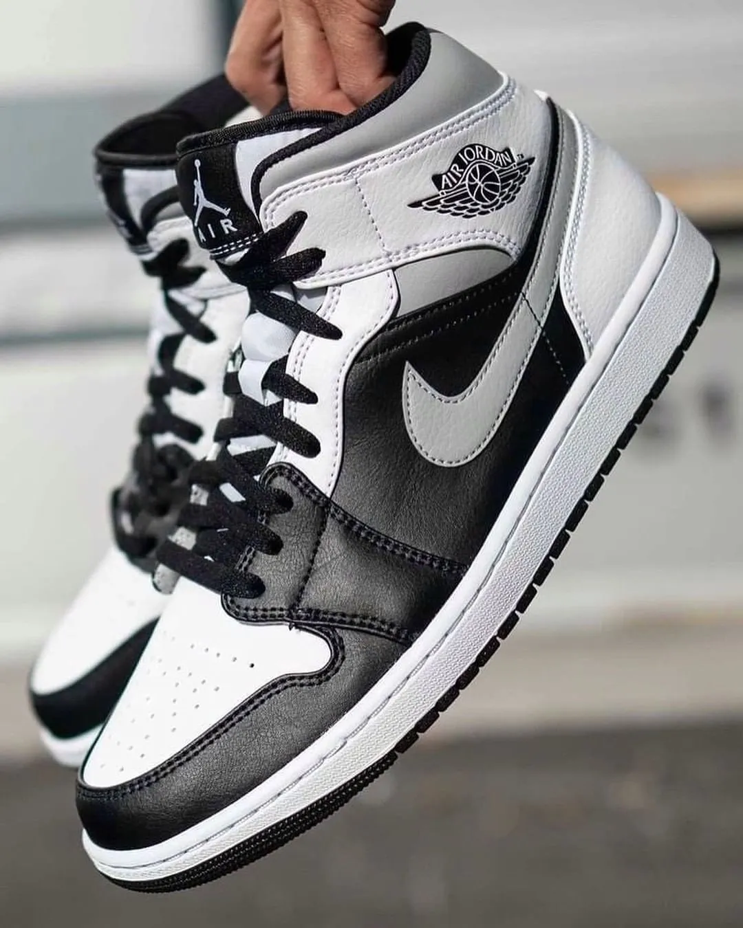 Air Jordan 1 Mid White Shadow фото