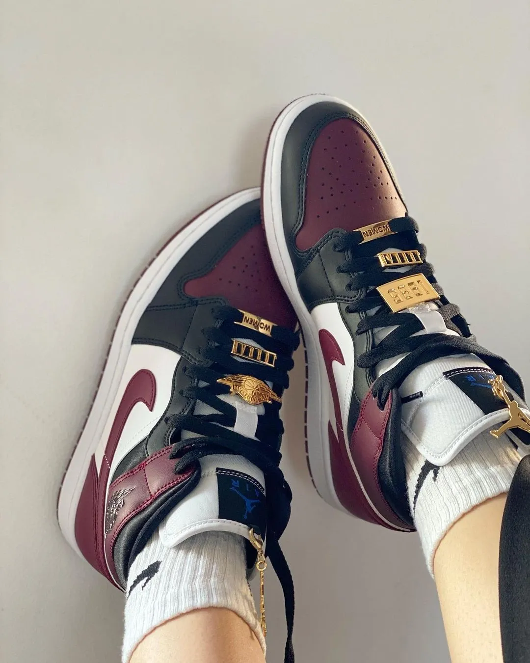 Air Jordan 1 Mid SE Gold Pendants фото