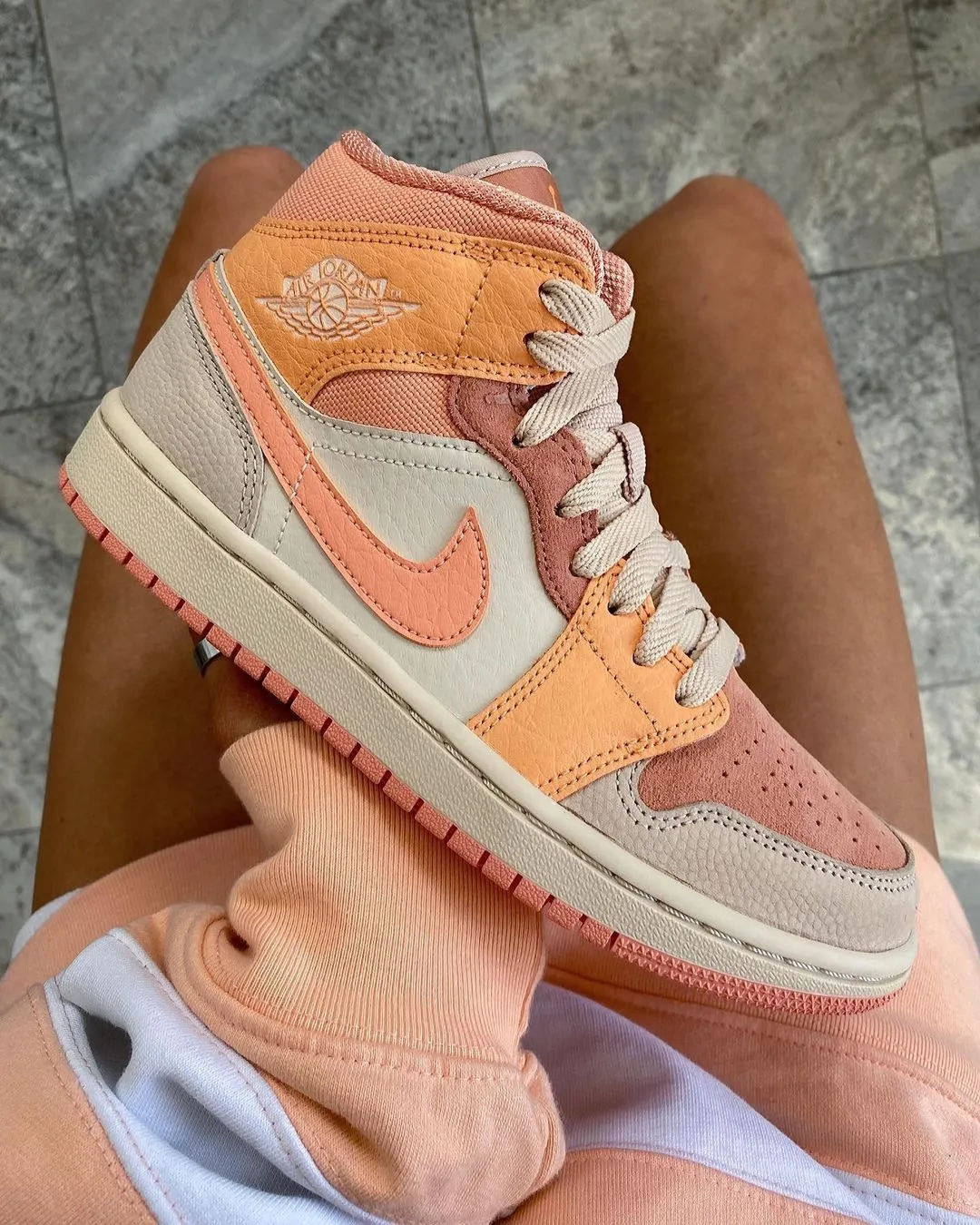 WMNS 1 Mid Apricot Orange (2021) фото