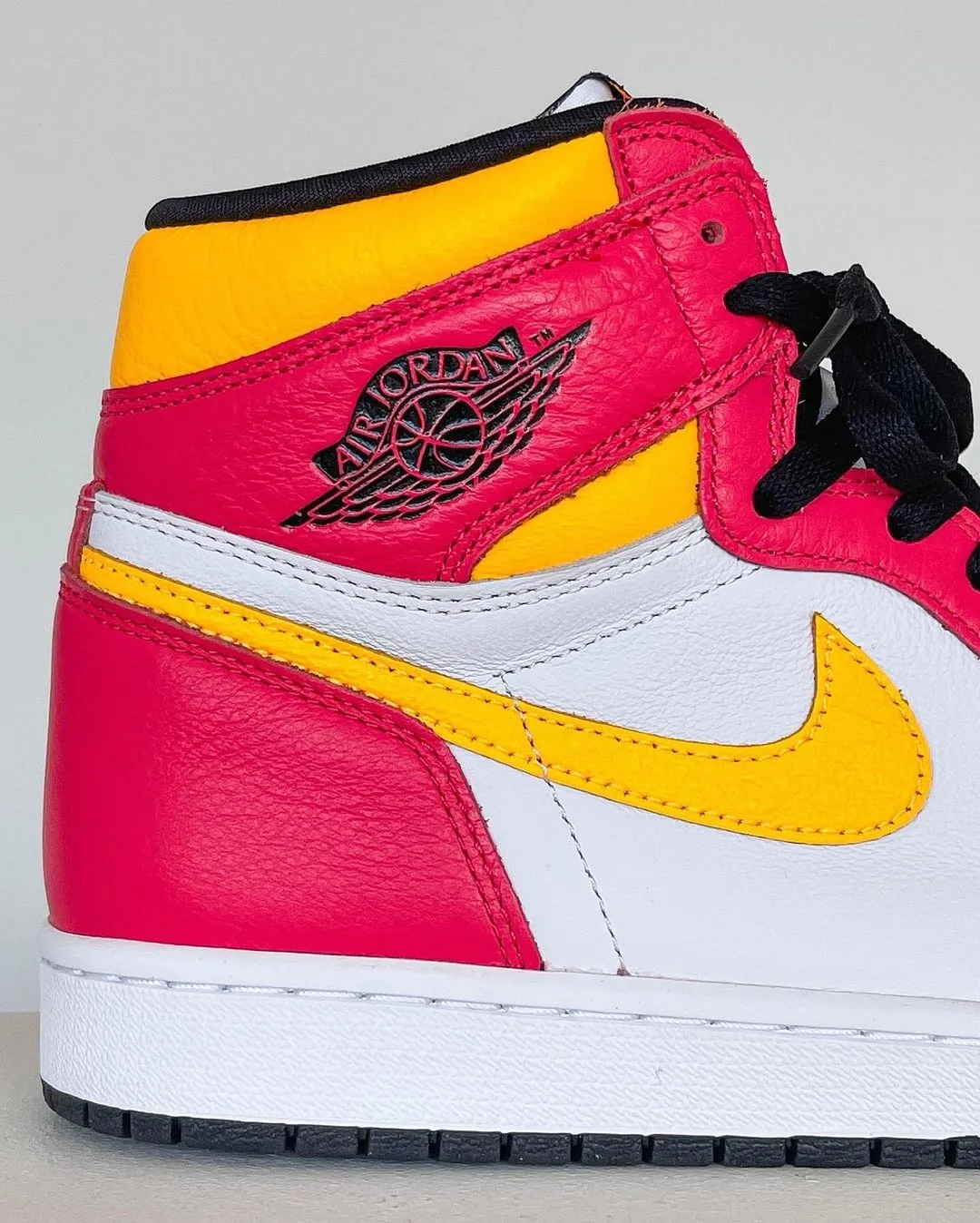 Air Jordan 1 High OG Light Fusion Red фото