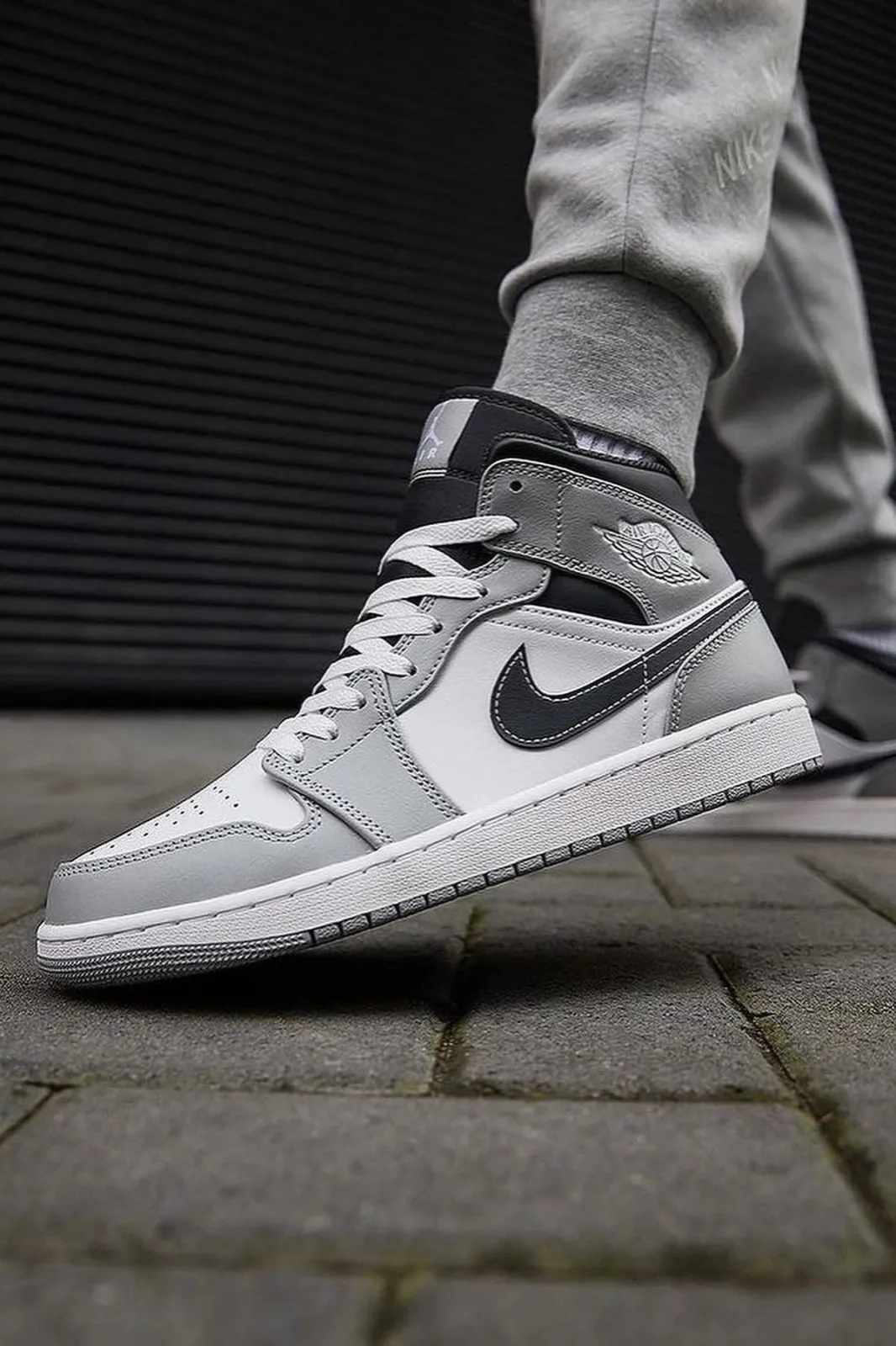 Air Jordan 1 Mid Light Smoke Grey фото