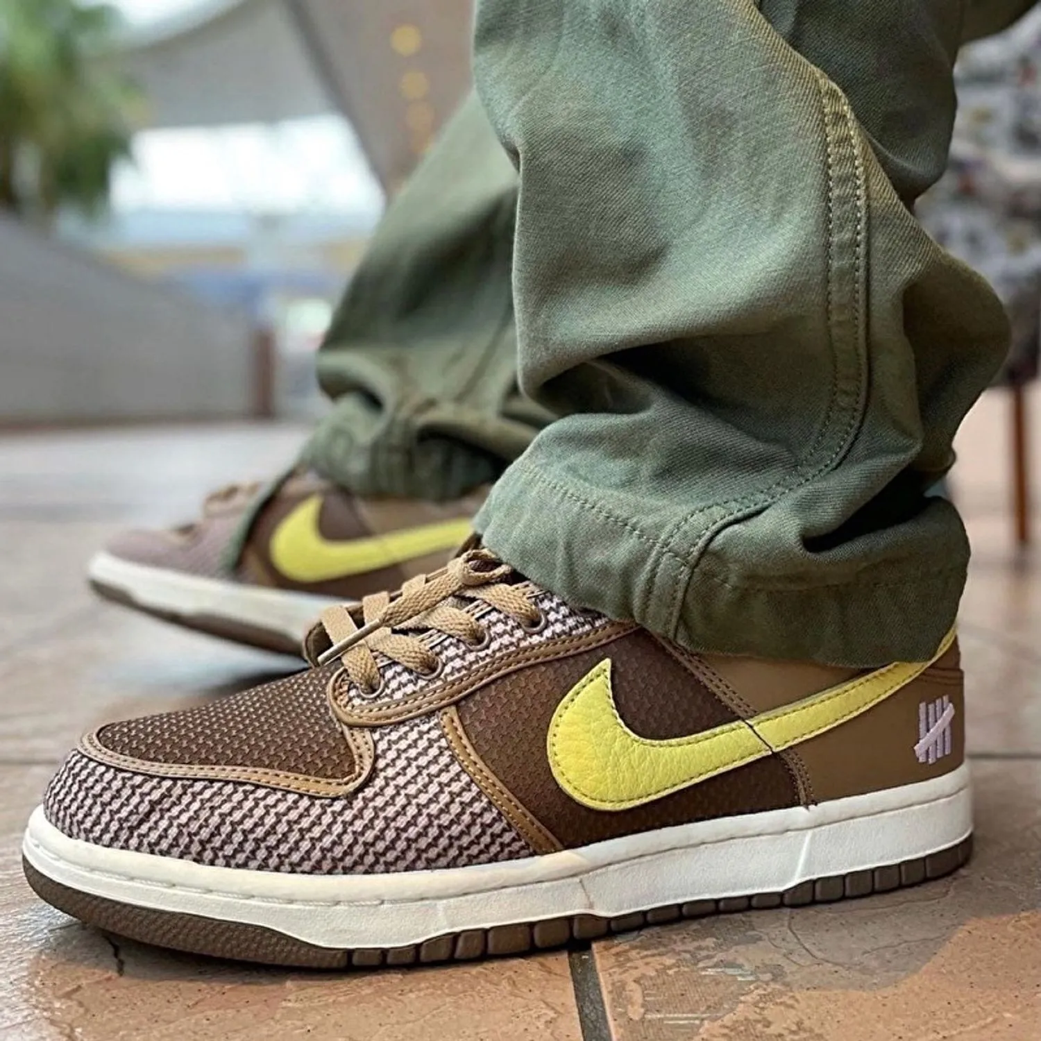 Dunk Low Undefeated x Dunk Low SP Canteen фото