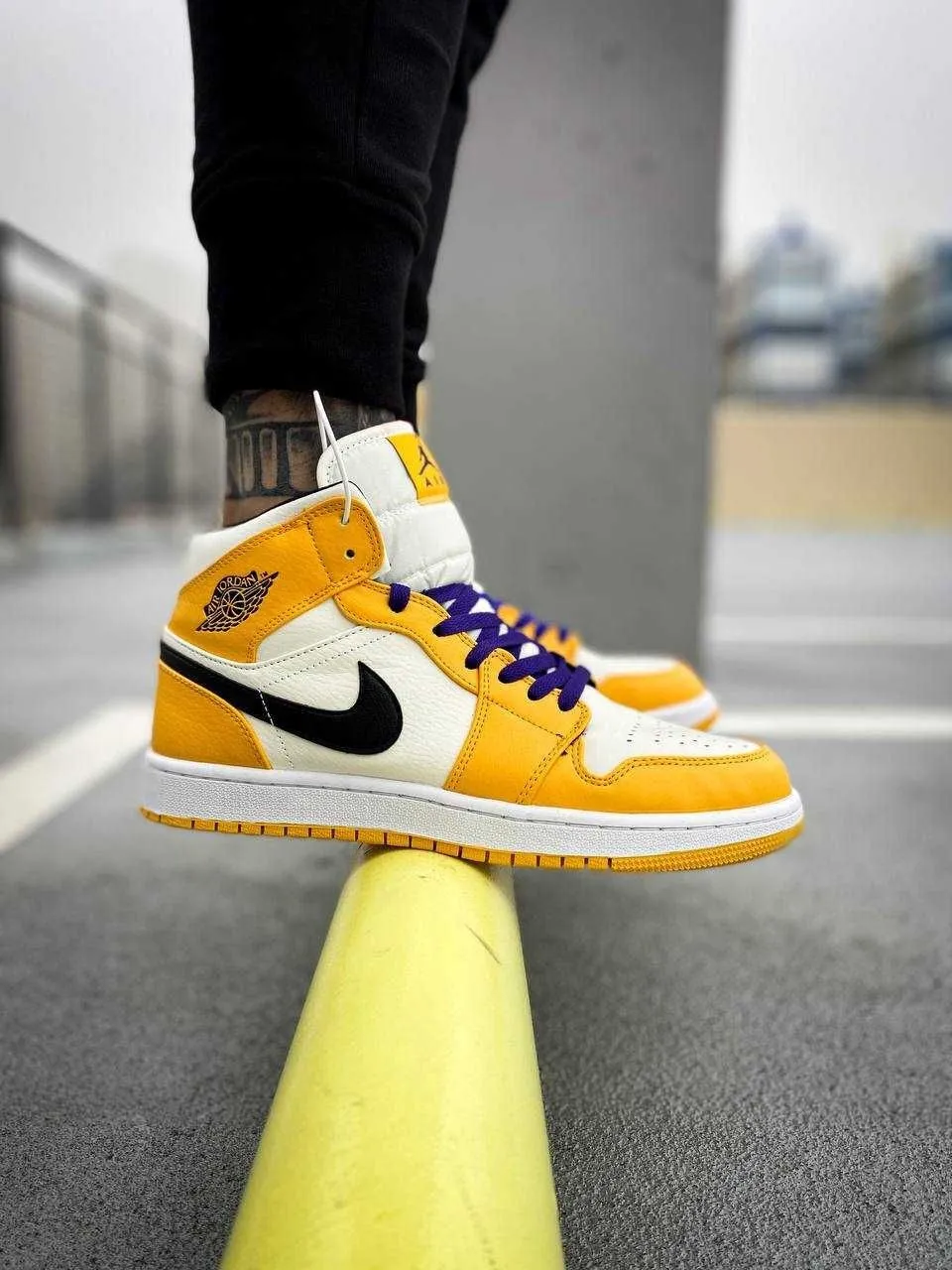Air Jordan 1 Mid 1 Mid Lakers фото
