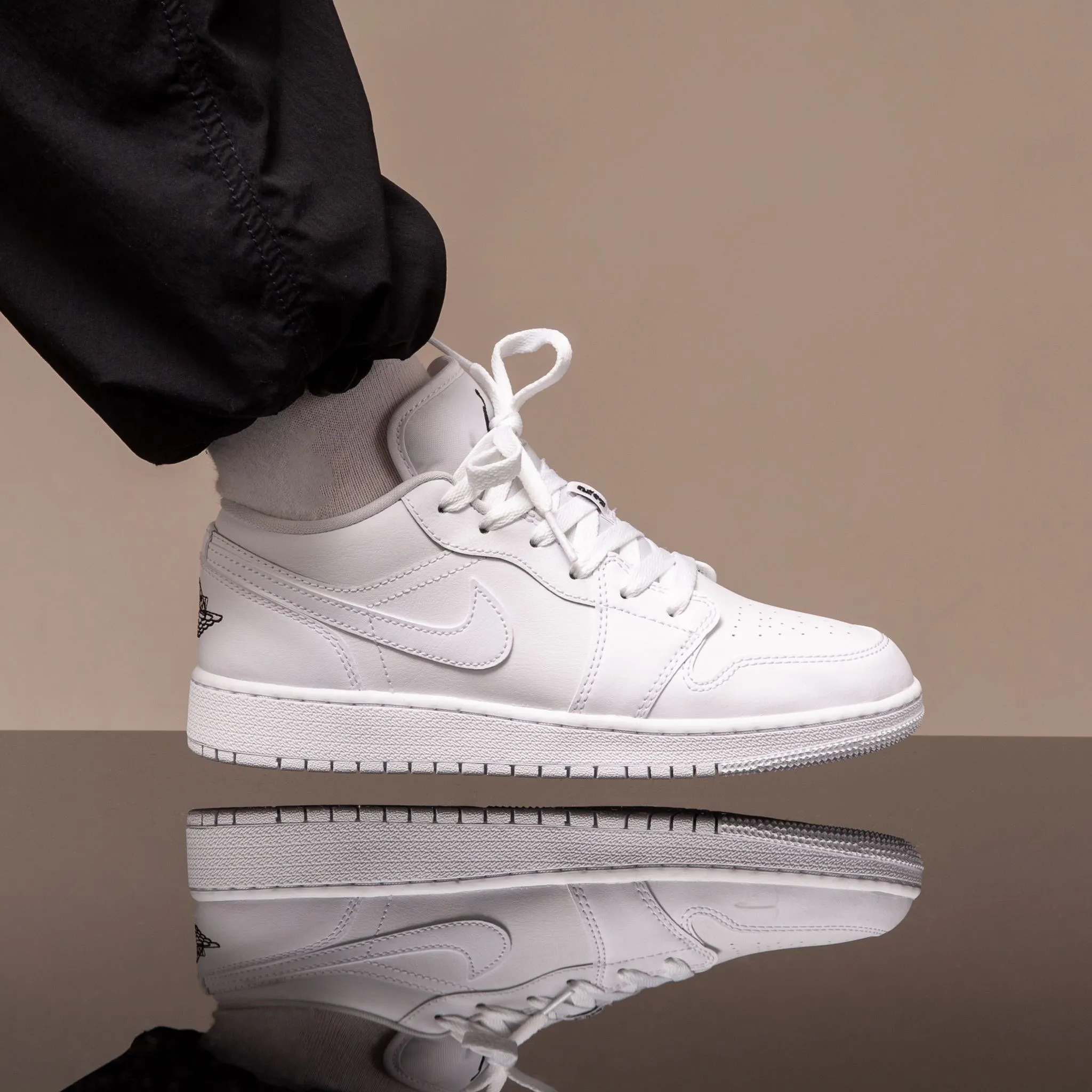 Air Jordan 1 Low 1 Retro Low Pure Platinum фото