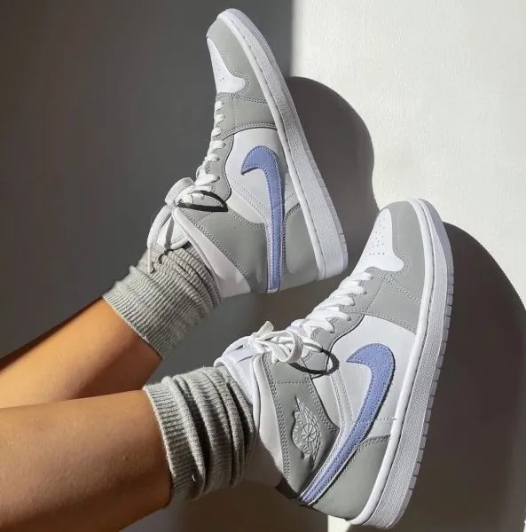 Air Jordan 1 Mid Wolf Grey Aluminum фото