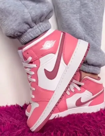 Air Jordan 1 Mid GS Valentines Day 2023 фото